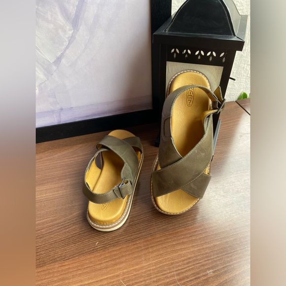 KEEN Lana Cross Strap Sandal - Picture 8 of 12
